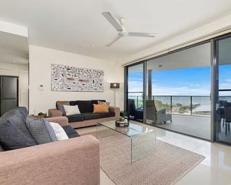 Idyllic Harbour Views Large Balcony Pool & Bbq - Darwin - Living room