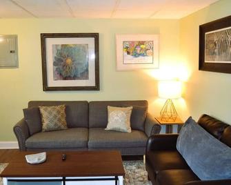 Red 5 - Grand Forks - Living room