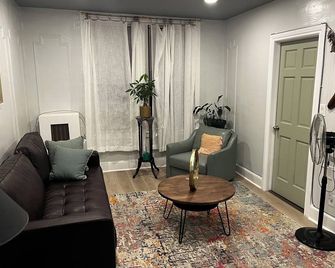 A charming comfy apartment with bright lights and lots of sunlight. - بروكلين - غرفة معيشة