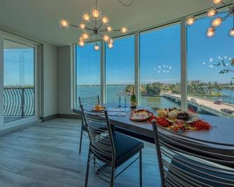 Spacious Resort Suite w/ Full Kitchen & Stunning Sunsets in Treasure Island - Treasure Island - Jídelna