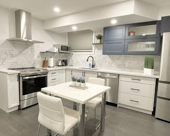 New Private Entrance Bright Boutique 1 Bedroom Designer Suite - Toronto - Kitchen