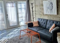Modern lofty studio in Midtown / Charming Old SW - Reno - Living room