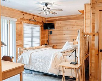 Long Valley Lights Cabin - Amazing View & 2 min. to the Blue Ridge Parkway - Fancy Gap - Bedroom
