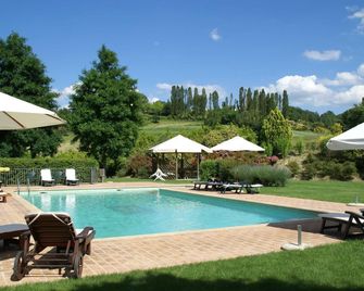 Nice Apartment With Pool and Beautiful Garden - Montone