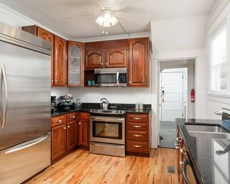 Charming Historic Cottage in Dayton Tennessee - Dayton - Kitchen