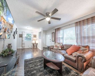 Hot Tub - Fire Pit- Arcade Games - Wichita - Living room