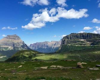 A 2 bedroom Cottage with breathtaking views of Glacier National Park - Saint Mary - Vista del exterior