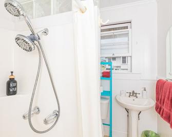 Your Hilo Homebase - Lovely 3 Bedroom In Heart Of Hilo With Ac! - Hilo - Bathroom