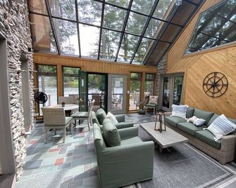 Relaxing Luxury Lakefront Stay - Short walk to Town, Water Safari & Dining. - Old Forge - Lounge