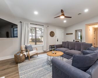 Island Joy - Newly Renovated/Walk to the Beach! - Oak Island - Sala de estar
