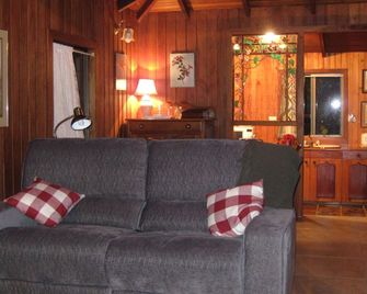 Scenic Cottage Rental with a Gorgeous Garden near Grafton in New South Wales - Seelands - Living room