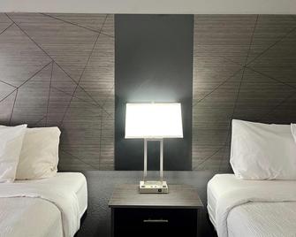 Baymont by Wyndham Indianapolis Airport Lynhurst - Indianapolis - Bedroom