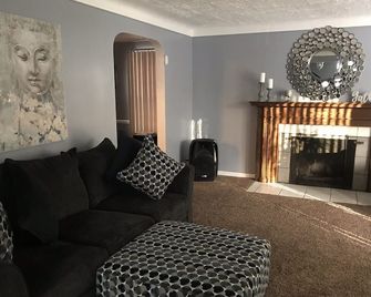 Cozy 4 Bedroom Colonial - Detroit - Living room