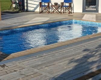 Great accommodation at Österlen with modern convenience and scenic surroundings\n - Glemminge - Piscina