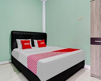 OYO 90571 Dewi Guest House Syariah - Cirebon - Bedroom
