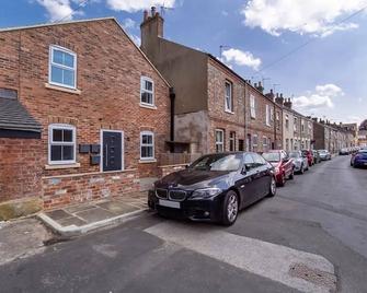 Granville House Apartment 21C, 2 Bedroom House Free Street parking sleeps 4 - York - Building