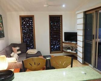 Cassawong Cottages - Mission Beach - Wohnzimmer