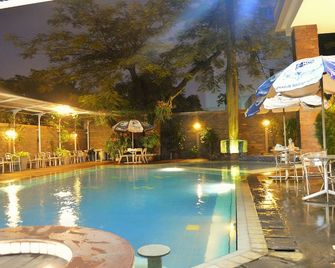 โรงแรมเกอดาตอน - บันดุง - สระว่ายน้ำ