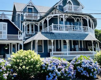 The Attleboro House - Oak Bluffs - Building