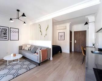 Real Segovia Apartments by Recordis Hotels - Segovia - Living room