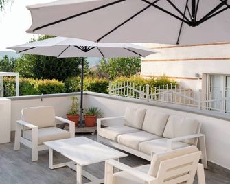 Beautiful renovated modern house, heated pool, 5' sea, Quiet & comfortable - Torregrotta - Balcón