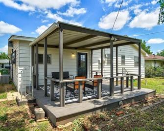 Yukon Boho Bungalow w/ Huge Kitchen just off I-40 - Yukon - Patio