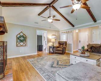 Decatur Vacation Rental w/ Patio! - Decatur - Living room