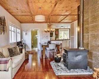 Stag & 3 Pigs - Ohakune Holiday Home - Ohakune - Huiskamer
