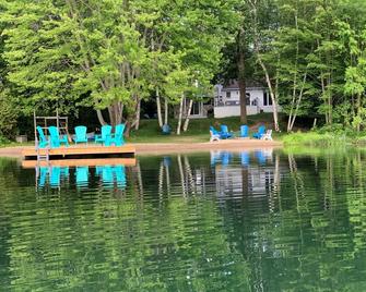 Nature's Cottage Washago - Beautiful Private Waterfront property with Hot Tub - Washago - Pool
