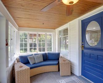 Welcoming Willoughby Home 1 Mi to Historic Dtwn - Willoughby - Living room