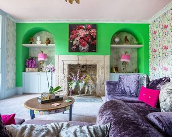 Southbank, Pet Friendly, Character Holiday Cottage In Bath - Bath - Living room