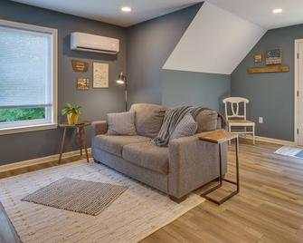 Dog-Friendly Mills River Retreat Near Hiking! - Mills River - Living room
