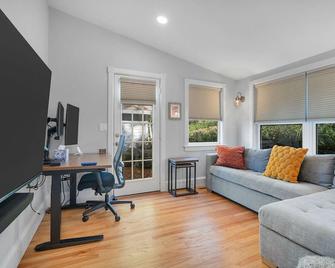 Mystic Twin Charmers: Following Seas | Walk to downtown! - Stonington - Living room