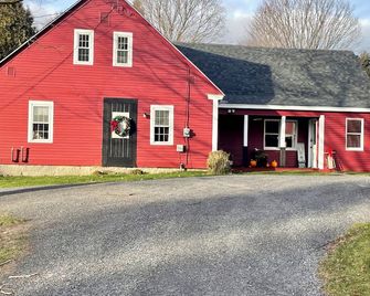 Classic Farmhouse with easy VAST & Kingdom Trails access - Lyndon - Rakennus