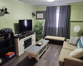 Hillman Haven Cottage - walk to Lake & Marsh. Swim-Fish-Birding. - Leamington - Huiskamer