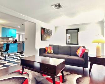 King Bed & Queen Luxury Retro 2/1/1 W/D+kitchen+garage+patio+3 Rokutvs+workspace - Holiday - Living room
