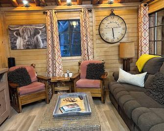 River Bend Cabin - Float the Sturgeon River!!! - Indian River - Living room