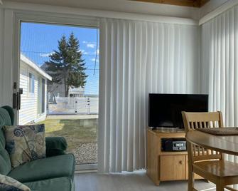 Seafarer Cottage with Ocean View! - Rye - Living room