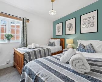 2-Bedroom Stylish & Gorgeous, Cosy Westgate Cottage Retreat, Central Winchester, Free On-Street Parking Permit, with Garden, Close to Cathedral - Sleeps 6, Pets are Welcome - by Blue Puffin Stays - Winchester - Phòng ngủ