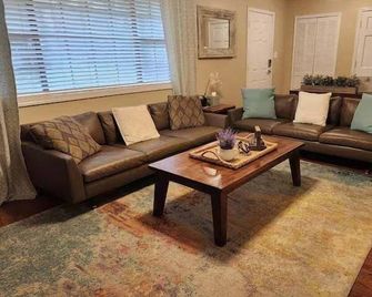 Peachtree City Home Near Lake with Yard & Firepit - Peachtree City - Living room