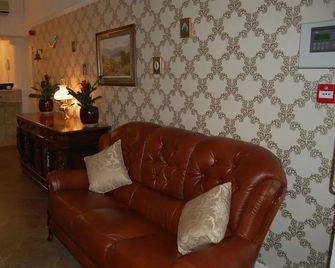 Yellow Mountain Hotel - Skegness - Living room