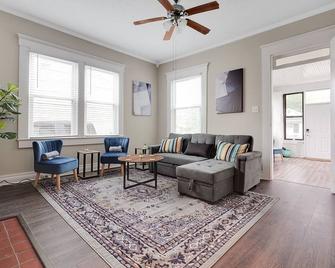 Stylish Jeffersonville Home - Mins from Louisville - Jeffersonville - Living room