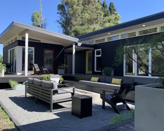 Modern, secluded retreat - Walk to the plaza and to wineries! - Healdsburg - Patio