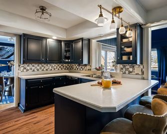 Finnish Sauna | Jumbotron Bar | Gym | Near Nd - South Bend - Kitchen