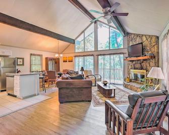 Beautiful Home with Mountain-View Deck + Smart TV - Pine Mountain - Huiskamer
