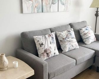 Cozy 2 bedroom apartment in downtown St. Thomas. Close to all amenities - Saint Thomas - Sala de estar