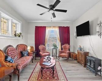 Stay, Work & Play, 2bd w/office near Downtown St Louis - San Luis - Sala de estar