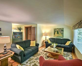 The Carriage House Walk to Peninsula State Park - Ephraim - Living room