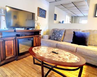Snowmobile Trail Access ~ 3 Blocks To Lssu ~ Pet Friendly! - Sault Ste. Marie - Living room