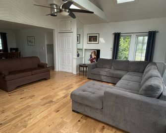 #11 - 5 Minute Drive to the Beach! Perfect for a family getaway! - Lion's Head - Living room